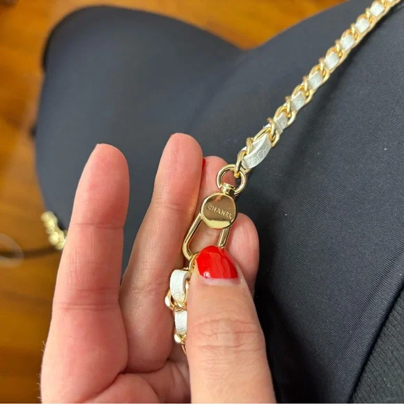 Chanel White Textured Crossbody Bag with Gold Chain - Picture 7 of 10